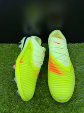 Load image into Gallery viewer, Nike Phantom 6 Low Elite SG-Pro
