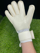 Load image into Gallery viewer, Moyes GK Monochrome - White/Black - Moyes Goalkeeper Gloves
